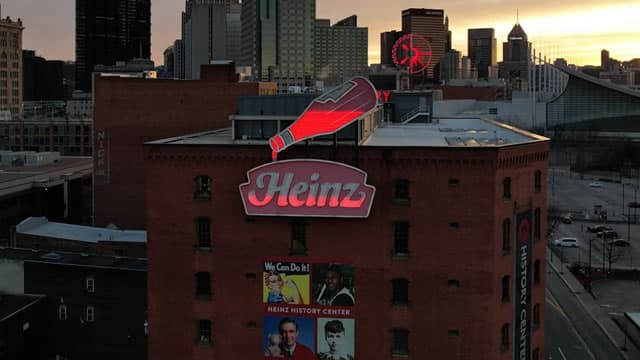 Kraft Heinz (KHC) Stock Dips While Market Gains: Key Facts
