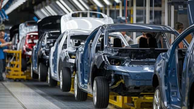 Full impact of tariffs still ahead for auto industry, says fmr. Ford CEO Mark Fields