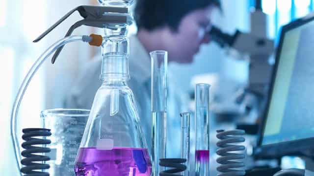 LyondellBasell's Earnings Lag Estimates, Sales Beat in Q1