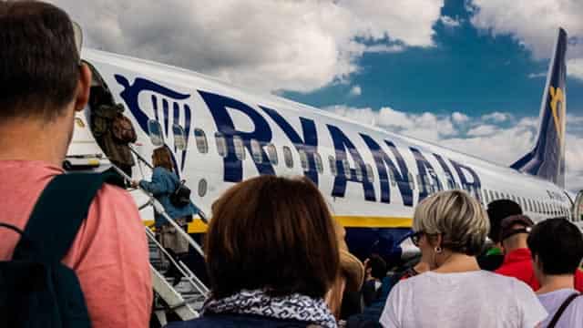 Ryanair Posts Earnings Decline as Costs Rise, Fares Fall