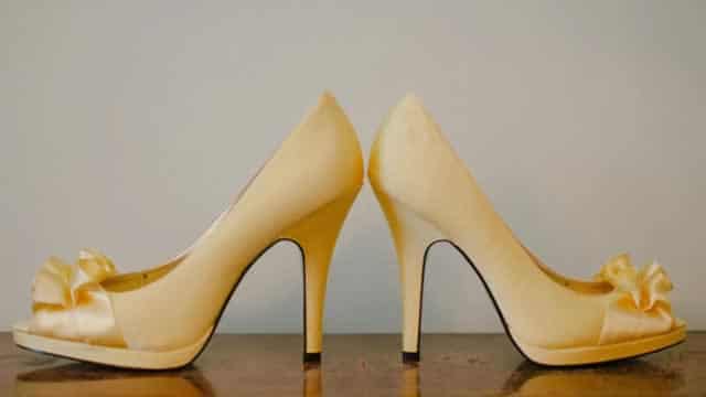 DSW parent is the latest shoemaker to pull its outlook. The stock falls hard despite low expectations.