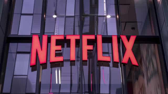 Netflix stock price analysis: short-term retreat to $1,060 likely