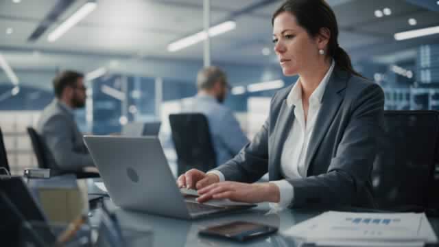 Chubb (CB) Stock Slides as Market Rises: Facts to Know Before You Trade